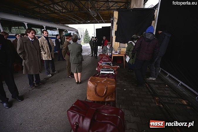 Zdjęcie w galerii na portalu naszraciborz.pl: Przejście graniczne w Chałupkach zamieniło się w plan filmowy. Jan Kidawa Błoński kręci tu film Gwiazdy. Na planie kilku znanych aktorów wiadomości z regionu