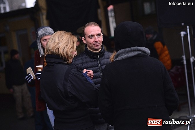 Zdjęcie w galerii na portalu naszraciborz.pl: Przejście graniczne w Chałupkach zamieniło się w plan filmowy. Jan Kidawa Błoński kręci tu film Gwiazdy. Na planie kilku znanych aktorów wiadomości z regionu