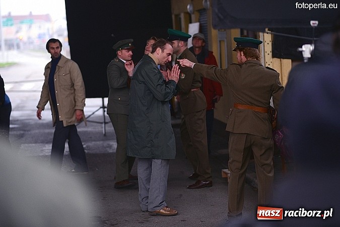 Zdjęcie w galerii na portalu naszraciborz.pl: Przejście graniczne w Chałupkach zamieniło się w plan filmowy. Jan Kidawa Błoński kręci tu film Gwiazdy. Na planie kilku znanych aktorów wiadomości z regionu
