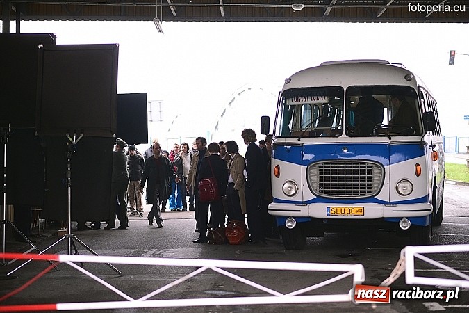 Zdjęcie w galerii na portalu naszraciborz.pl: Przejście graniczne w Chałupkach zamieniło się w plan filmowy. Jan Kidawa Błoński kręci tu film Gwiazdy. Na planie kilku znanych aktorów wiadomości z regionu