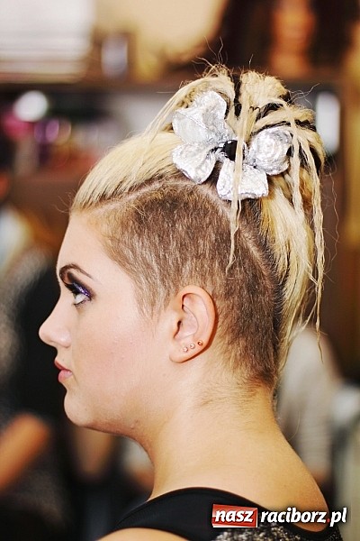 Zdjęcie w galerii na portalu naszraciborz.pl: Fryzjerskie wariacje w Zespole Szkół Zawodowych wiadomości z regionu