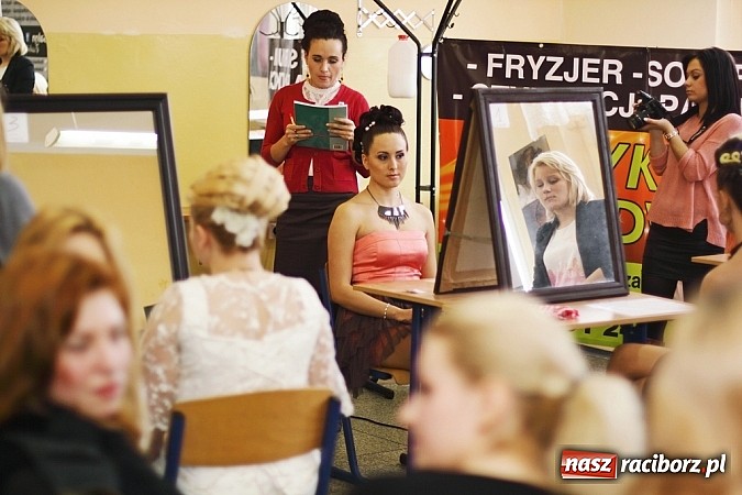 Zdjęcie w galerii na portalu naszraciborz.pl: Fryzjerskie wariacje w Zespole Szkół Zawodowych wiadomości z regionu