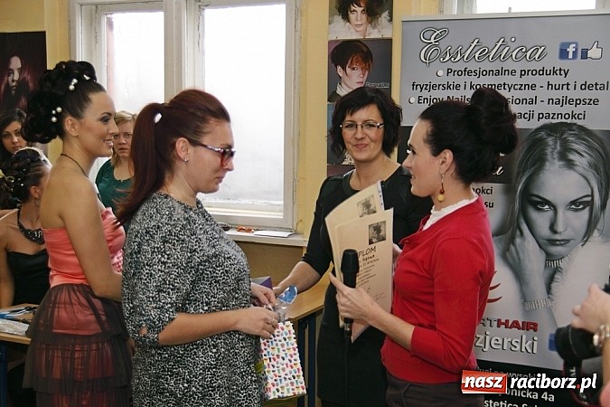 Zdjęcie w galerii na portalu naszraciborz.pl: Fryzjerskie wariacje w Zespole Szkół Zawodowych wiadomości z regionu