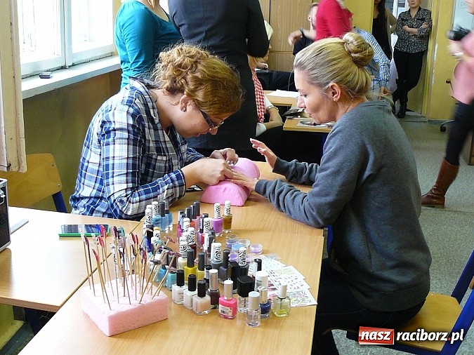 Zdjęcie w galerii na portalu naszraciborz.pl: Fryzjerskie wariacje w Zespole Szkół Zawodowych wiadomości z regionu