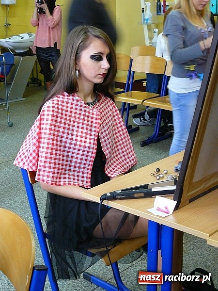 Zdjęcie w galerii na portalu naszraciborz.pl: Fryzjerskie wariacje w Zespole Szkół Zawodowych wiadomości z regionu