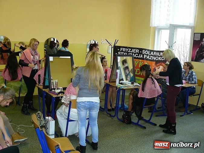 Zdjęcie w galerii na portalu naszraciborz.pl: Fryzjerskie wariacje w Zespole Szkół Zawodowych wiadomości z regionu