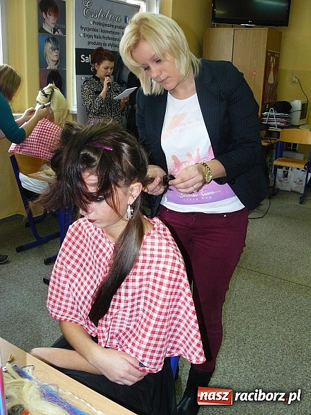 Zdjęcie w galerii na portalu naszraciborz.pl: Fryzjerskie wariacje w Zespole Szkół Zawodowych wiadomości z regionu