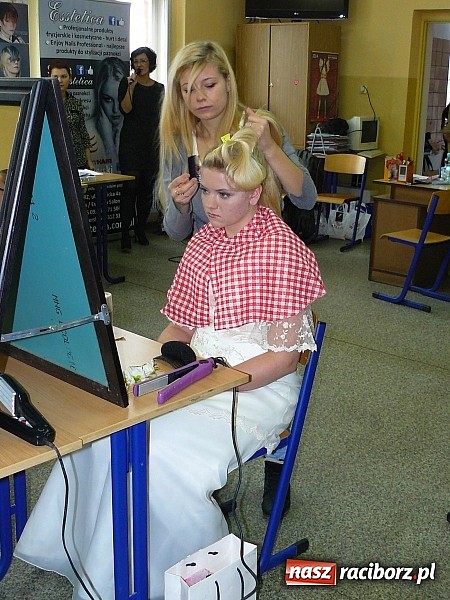Zdjęcie w galerii na portalu naszraciborz.pl: Fryzjerskie wariacje w Zespole Szkół Zawodowych wiadomości z regionu