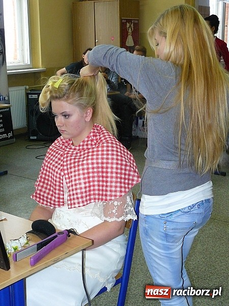 Zdjęcie w galerii na portalu naszraciborz.pl: Fryzjerskie wariacje w Zespole Szkół Zawodowych wiadomości z regionu