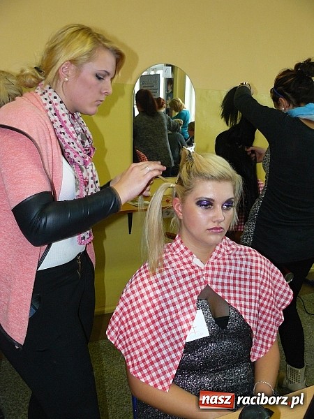 Zdjęcie w galerii na portalu naszraciborz.pl: Fryzjerskie wariacje w Zespole Szkół Zawodowych wiadomości z regionu