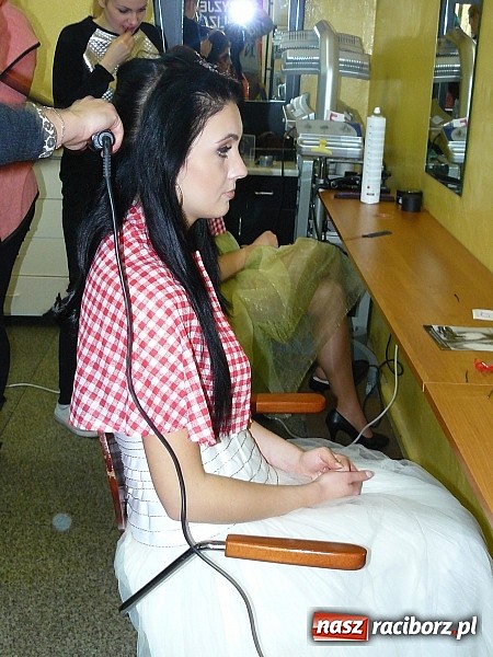 Zdjęcie w galerii na portalu naszraciborz.pl: Fryzjerskie wariacje w Zespole Szkół Zawodowych wiadomości z regionu