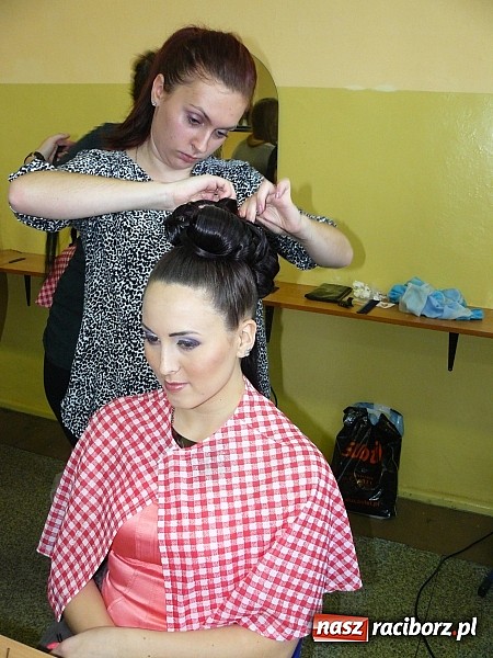 Zdjęcie w galerii na portalu naszraciborz.pl: Fryzjerskie wariacje w Zespole Szkół Zawodowych wiadomości z regionu