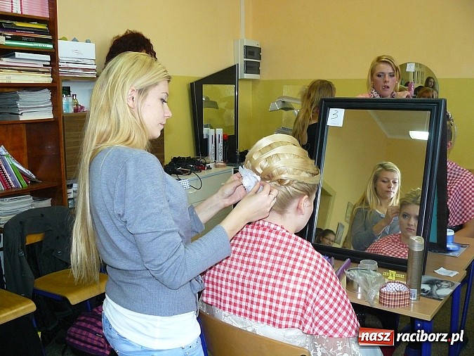 Zdjęcie w galerii na portalu naszraciborz.pl: Fryzjerskie wariacje w Zespole Szkół Zawodowych wiadomości z regionu