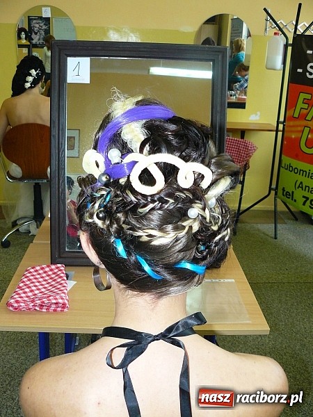 Zdjęcie w galerii na portalu naszraciborz.pl: Fryzjerskie wariacje w Zespole Szkół Zawodowych wiadomości z regionu