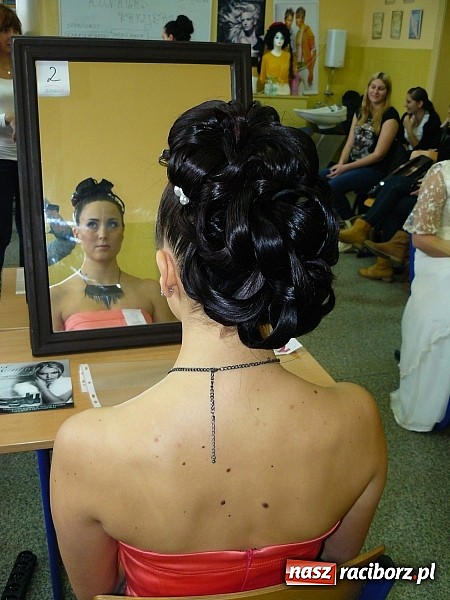 Zdjęcie w galerii na portalu naszraciborz.pl: Fryzjerskie wariacje w Zespole Szkół Zawodowych wiadomości z regionu