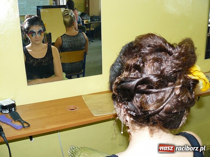 Zdjęcie w galerii na portalu naszraciborz.pl: Fryzjerskie wariacje w Zespole Szkół Zawodowych wiadomości z regionu