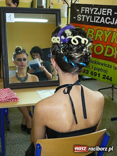 Zdjęcie w galerii na portalu naszraciborz.pl: Fryzjerskie wariacje w Zespole Szkół Zawodowych wiadomości z regionu