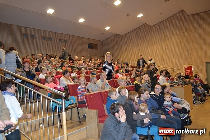 Zdjęcie w galerii na portalu naszraciborz.pl: Pchła Szachrajka na scenie MOKSiR w Kuźni Raciborskiej wiadomości z regionu