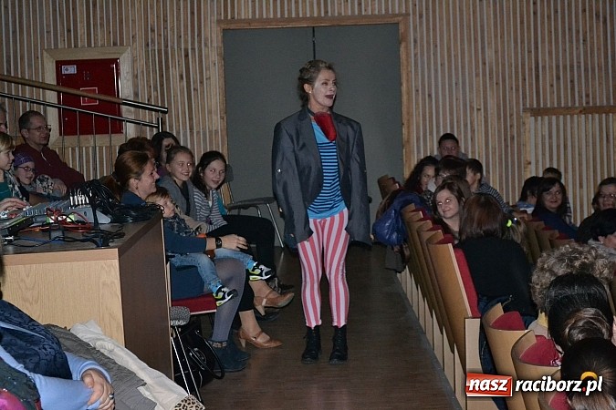 Zdjęcie w galerii na portalu naszraciborz.pl: Pchła Szachrajka na scenie MOKSiR w Kuźni Raciborskiej wiadomości z regionu