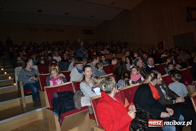Zdjęcie w galerii na portalu naszraciborz.pl: Pchła Szachrajka na scenie MOKSiR w Kuźni Raciborskiej wiadomości z regionu