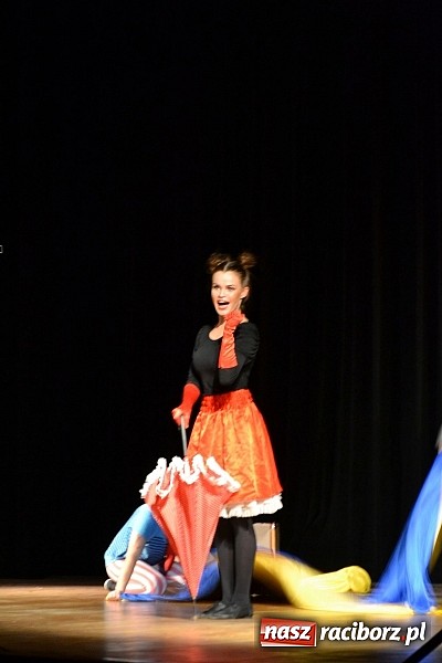 Zdjęcie w galerii na portalu naszraciborz.pl: Pchła Szachrajka na scenie MOKSiR w Kuźni Raciborskiej wiadomości z regionu