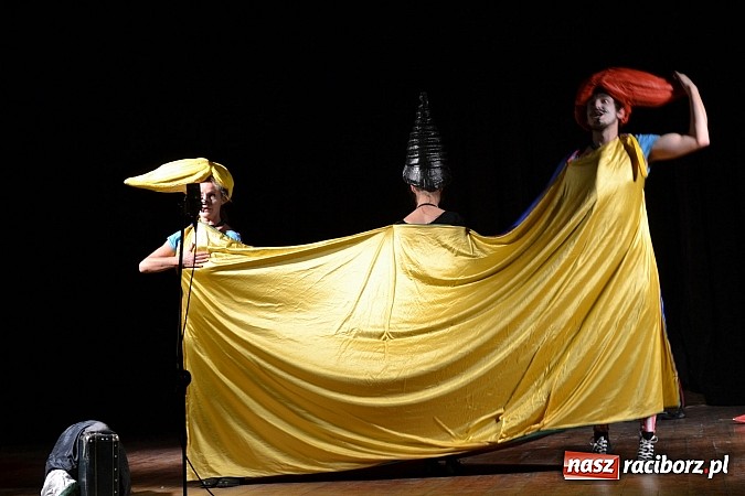 Zdjęcie w galerii na portalu naszraciborz.pl: Pchła Szachrajka na scenie MOKSiR w Kuźni Raciborskiej wiadomości z regionu