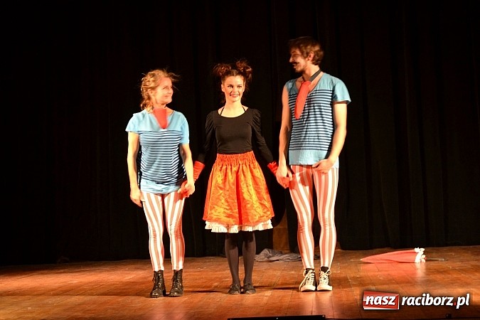 Zdjęcie w galerii na portalu naszraciborz.pl: Pchła Szachrajka na scenie MOKSiR w Kuźni Raciborskiej wiadomości z regionu