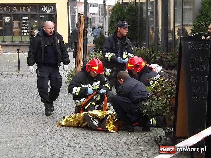 Zdjęcie w galerii na portalu naszraciborz.pl: Strażacy udzielili pierwszej pomocy mężczyźnie wiadomości z regionu