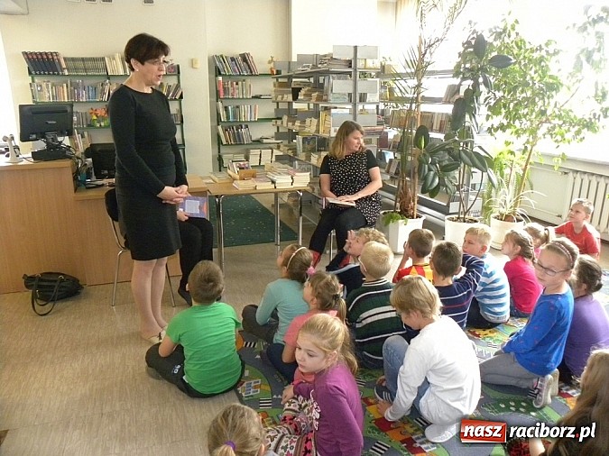 Zdjęcie w galerii na portalu naszraciborz.pl: Rodzic czyta mi bajkę wiadomości z regionu