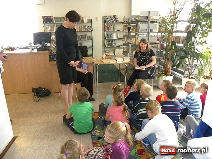 Zdjęcie w galerii na portalu naszraciborz.pl: Rodzic czyta mi bajkę wiadomości z regionu