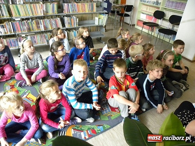 Zdjęcie w galerii na portalu naszraciborz.pl: Rodzic czyta mi bajkę wiadomości z regionu