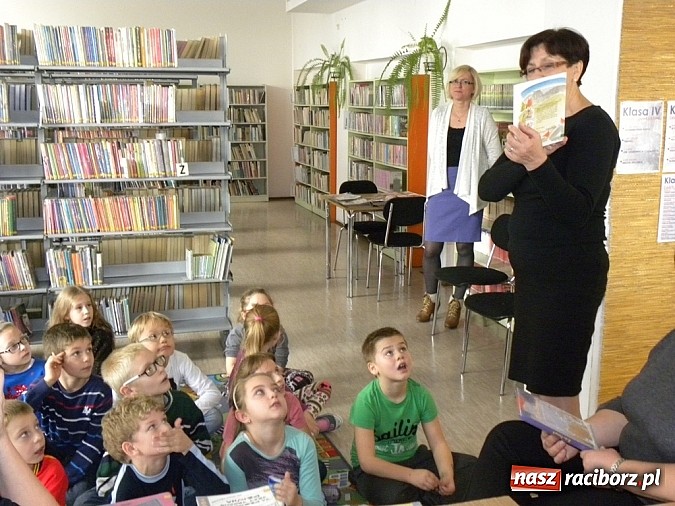 Zdjęcie w galerii na portalu naszraciborz.pl: Rodzic czyta mi bajkę wiadomości z regionu