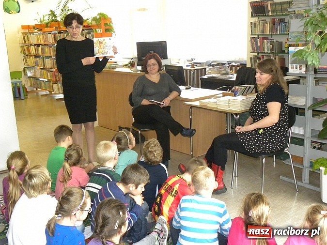 Zdjęcie w galerii na portalu naszraciborz.pl: Rodzic czyta mi bajkę wiadomości z regionu