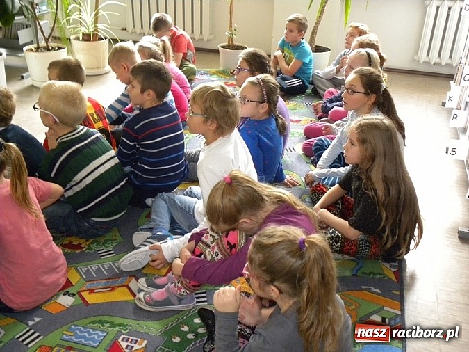 Zdjęcie w galerii na portalu naszraciborz.pl: Rodzic czyta mi bajkę wiadomości z regionu