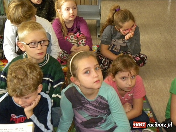 Zdjęcie w galerii na portalu naszraciborz.pl: Rodzic czyta mi bajkę wiadomości z regionu