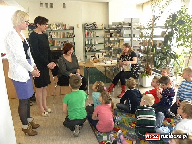 Zdjęcie w galerii na portalu naszraciborz.pl: Rodzic czyta mi bajkę wiadomości z regionu