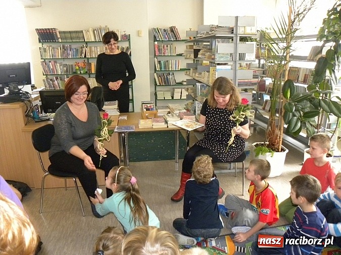 Zdjęcie w galerii na portalu naszraciborz.pl: Rodzic czyta mi bajkę wiadomości z regionu