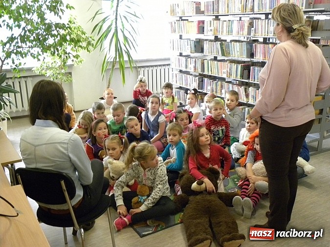 Zdjęcie w galerii na portalu naszraciborz.pl: Rodzic czyta mi bajkę wiadomości z regionu