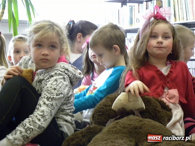 Zdjęcie w galerii na portalu naszraciborz.pl: Rodzic czyta mi bajkę wiadomości z regionu