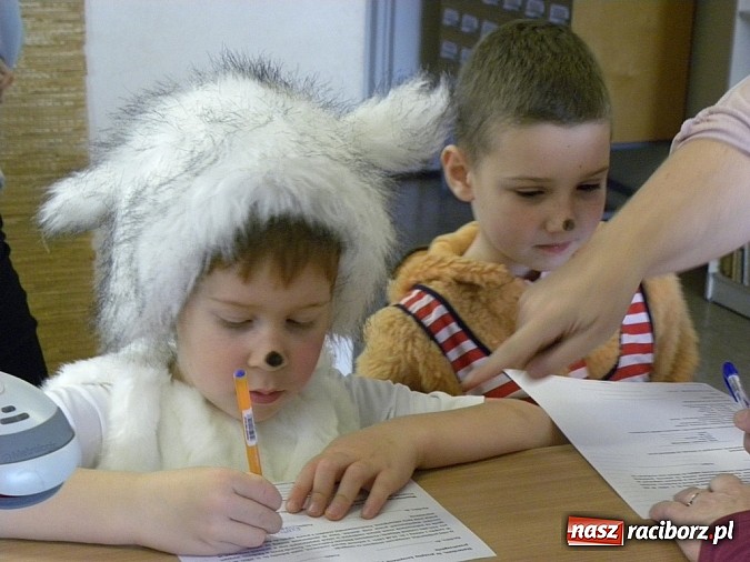Zdjęcie w galerii na portalu naszraciborz.pl: Rodzic czyta mi bajkę wiadomości z regionu