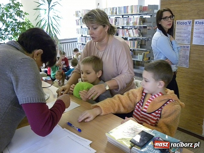 Zdjęcie w galerii na portalu naszraciborz.pl: Rodzic czyta mi bajkę wiadomości z regionu