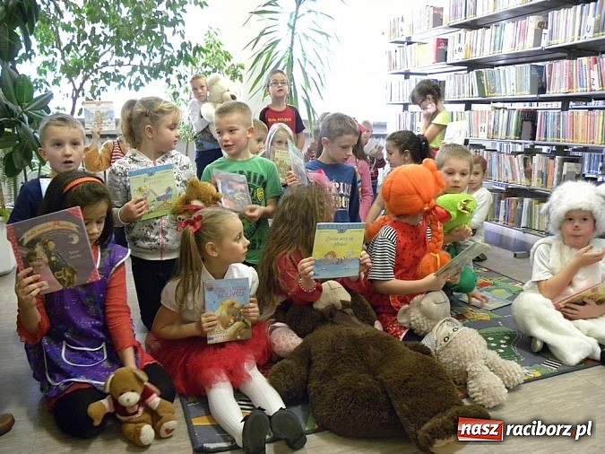 Zdjęcie w galerii na portalu naszraciborz.pl: Rodzic czyta mi bajkę wiadomości z regionu