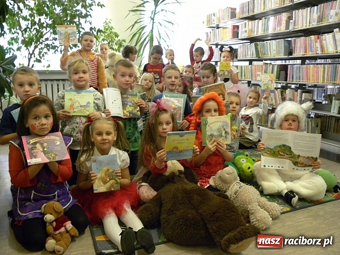 Zdjęcie w galerii na portalu naszraciborz.pl: Rodzic czyta mi bajkę wiadomości z regionu