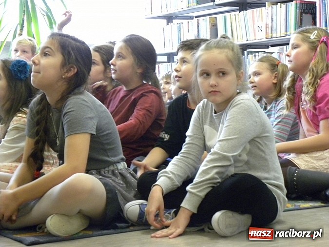 Zdjęcie w galerii na portalu naszraciborz.pl: Rodzic czyta mi bajkę wiadomości z regionu