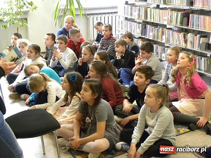 Zdjęcie w galerii na portalu naszraciborz.pl: Rodzic czyta mi bajkę wiadomości z regionu