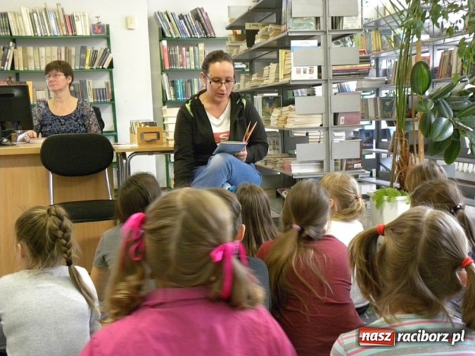 Zdjęcie w galerii na portalu naszraciborz.pl: Rodzic czyta mi bajkę wiadomości z regionu