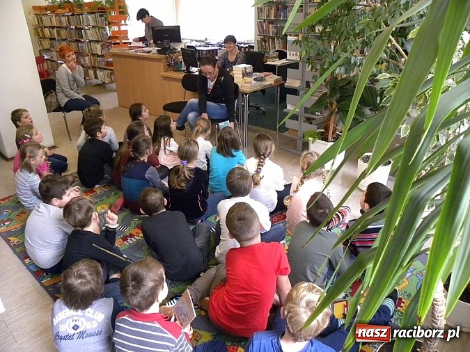 Zdjęcie w galerii na portalu naszraciborz.pl: Rodzic czyta mi bajkę wiadomości z regionu