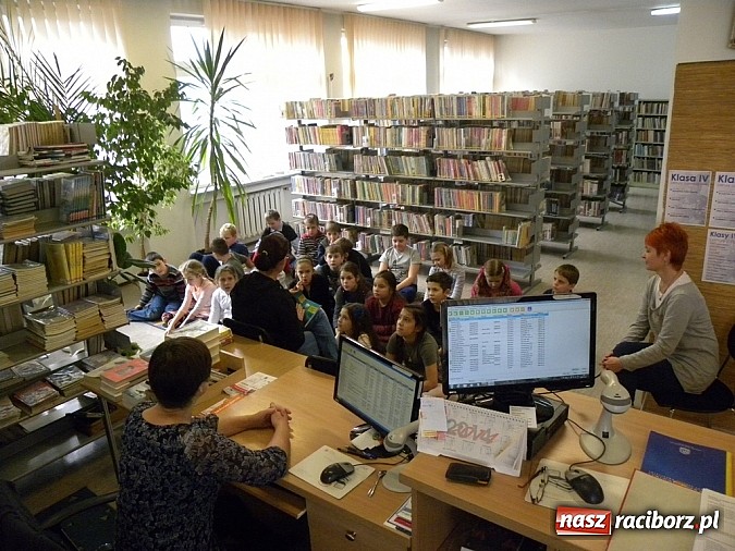 Zdjęcie w galerii na portalu naszraciborz.pl: Rodzic czyta mi bajkę wiadomości z regionu