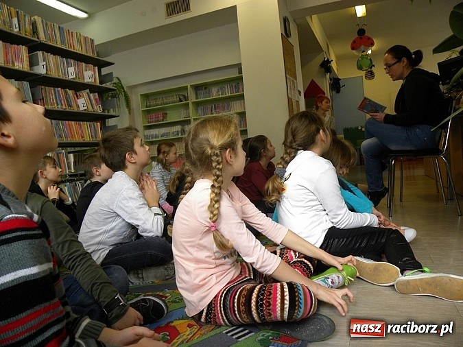 Zdjęcie w galerii na portalu naszraciborz.pl: Rodzic czyta mi bajkę wiadomości z regionu