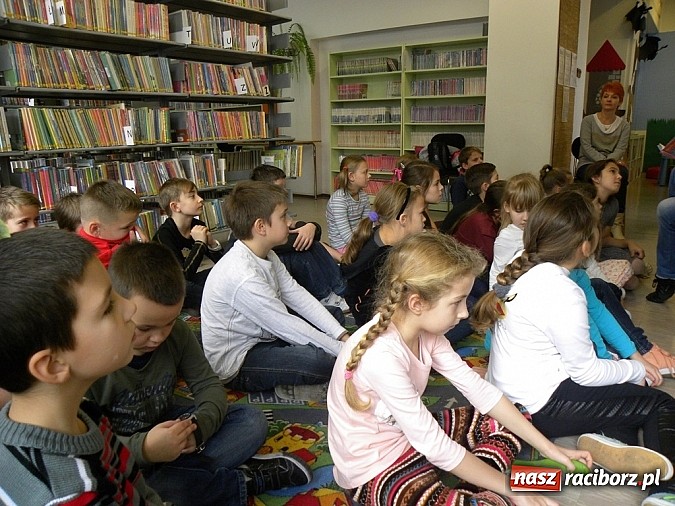 Zdjęcie w galerii na portalu naszraciborz.pl: Rodzic czyta mi bajkę wiadomości z regionu